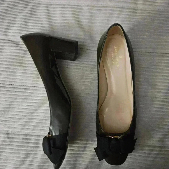Kate Spade heels.  Olive Green Patent Leather w Black bows. Size 8.5 - Picture 5 of 14